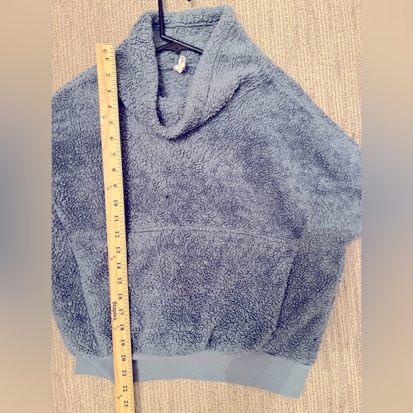 Athletic medium Collection Cozy Gray Sherpa Pullover - Picture 2 of 5